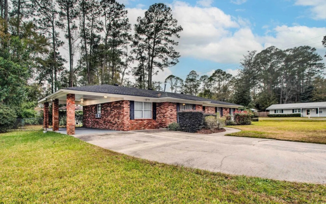 Bright Hinesville Home, 43 Mi to Savannah!