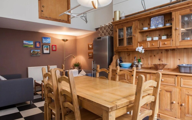 4 Bedroom Apartment Near The Meadows
