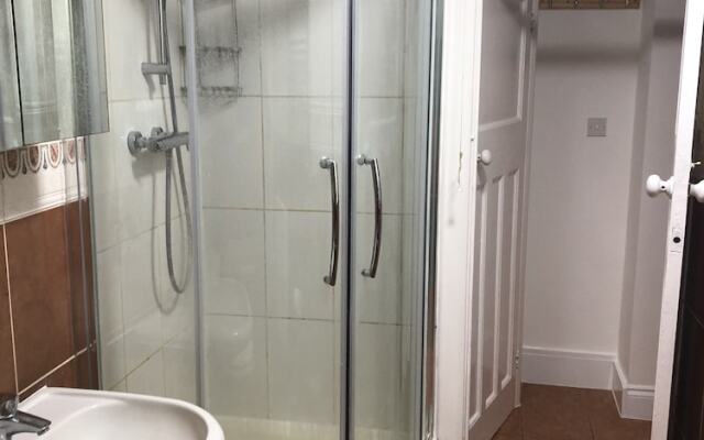 Golden Villa - Charming 3-bed House in Uxbridge