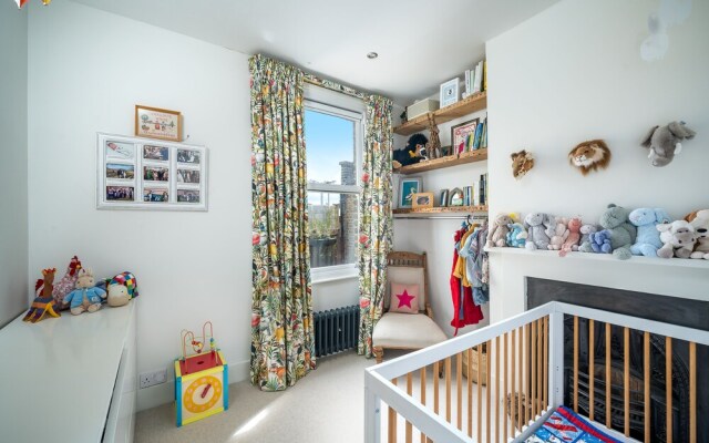 Altido Homely 4-Bed House W/ Terrace In Wandsworth