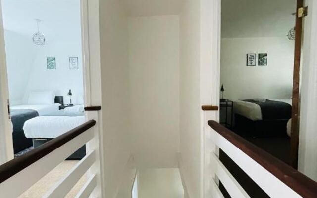 Cheerful 5-bedroom with free parking