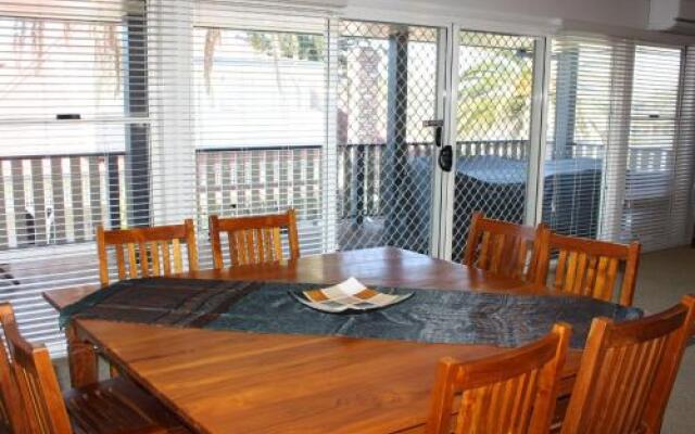 Tokelau 2 - Tuncurry Townhouse