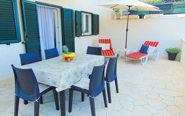 Apartment Vin - excellent location and close to the sea A Postira, Island Brac