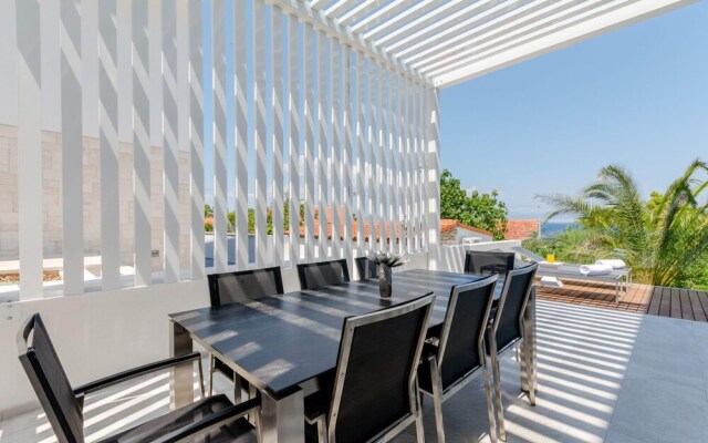 Luxury Villa Pax With Heated Infinity Pool, 8 Sleeps