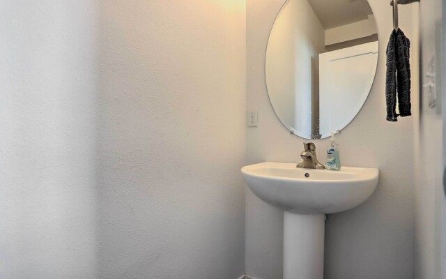 Spacious Denver Townhome Near Central Park!