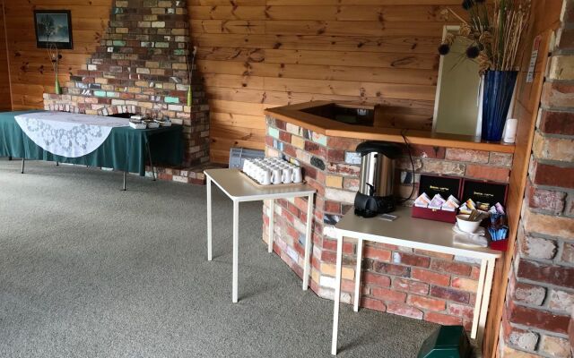 Cedarwood Lakeside Motel & Conference Venue