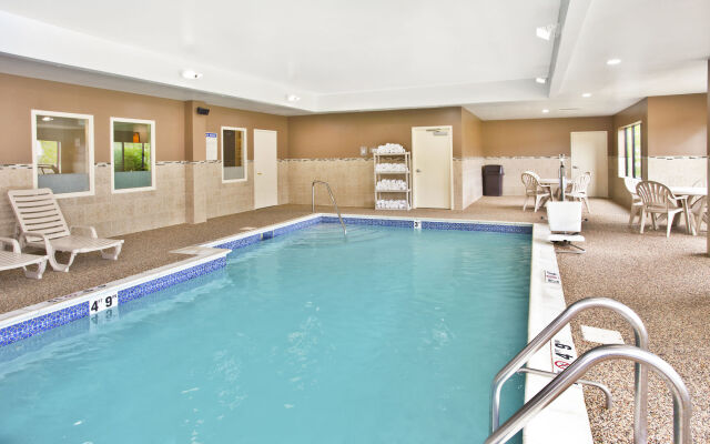 Holiday Inn Express & Suites Bradley Airport by IHG