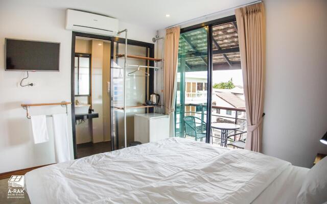 The Arak Bed Bar and Hostel