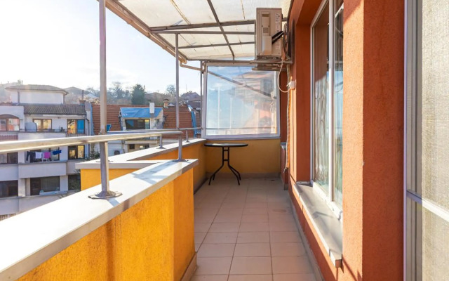 Sunny 1BD Apartment in OLD TOWN