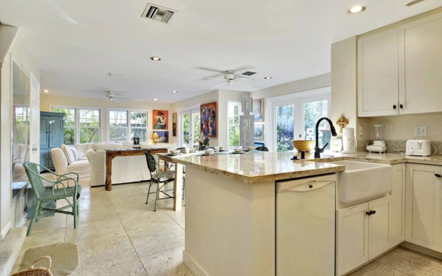 Artist Garden by Avantstay Great Location w/ Balcony, Outdoor Dining, Shared Pool & Bbq! Week Long Stays