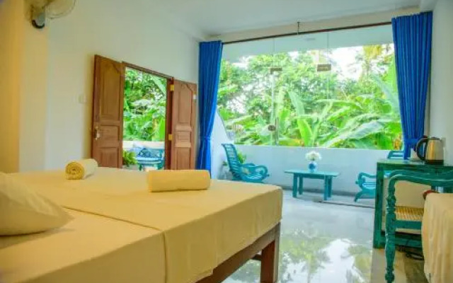 Doors Guest House & Cafe