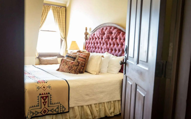 Sheridan Inn, B/W Signature Collection