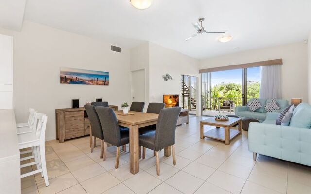 A Deluxe Swim Up - Drift Apartments South