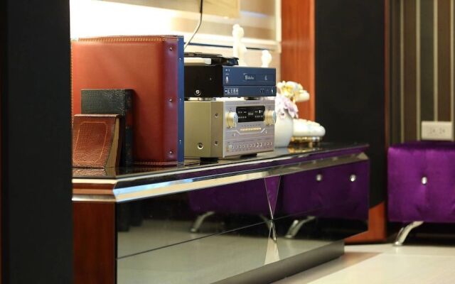 Textile Girl Romantic Homestay