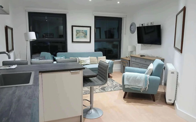 2 Bed-sleeps 5- Street Parking-3 Min to Beach