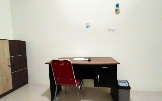 RedDoorz Syariah @ Danesti Homestay Near Bandara Sultan Hasanuddin