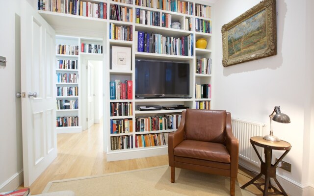 JOIVY English Retro 2BR Apt Near Battersea Park