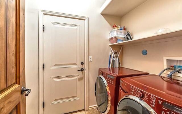 Rainmaker Retreat - Three Bedroom Cabin