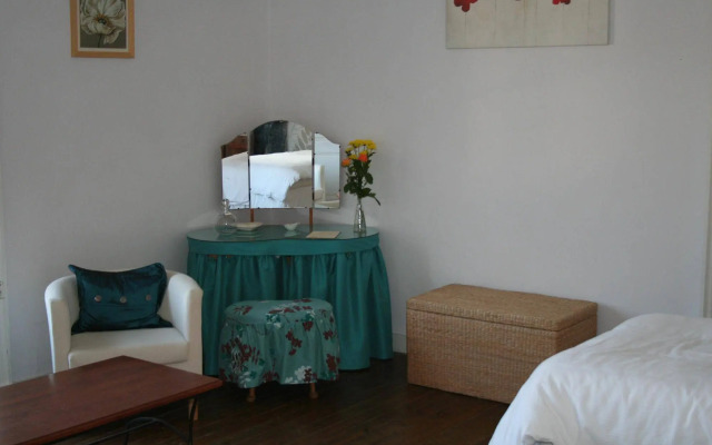 Le Voltaire Chambres et Table d'Hotes