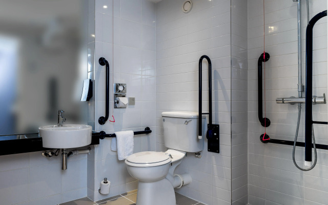 Holiday Inn Express London Gatwick - Crawley by IHG