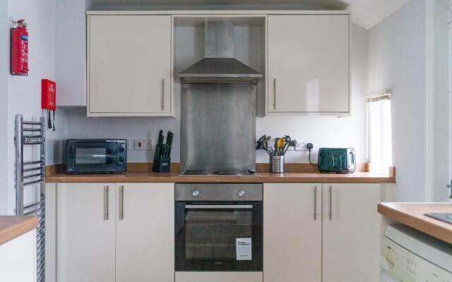 House - Sleeps 4 - Pet Friendly - Parking - Garden