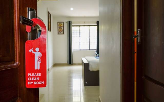 OYO 9932 Hotel Half Moon Residency