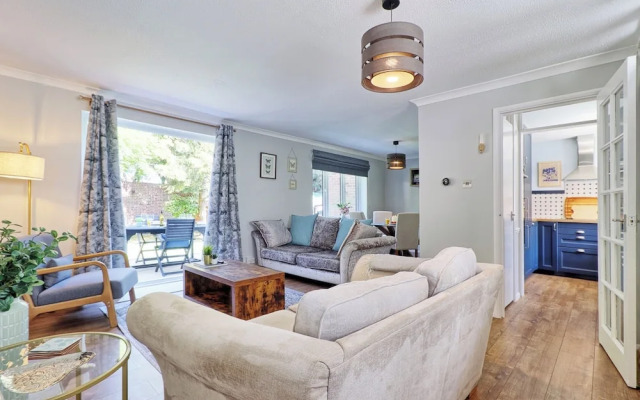 Tranquil Garden Retreat in Buckhurst Hill