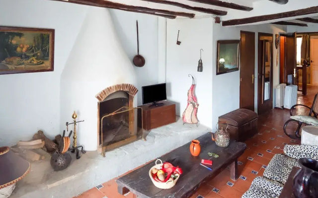 Rustic Holiday Home in Tolva near Mont Rebei Lake