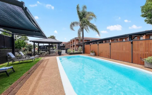 Bluegum Dubbo by Travellers