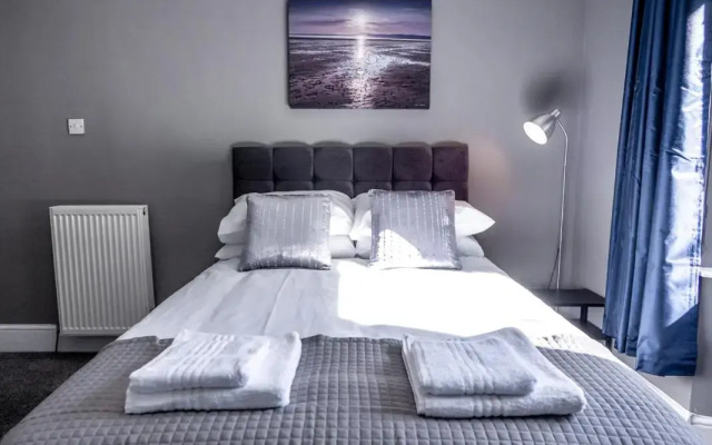 New Superhost Listing: Bright flat nr. University