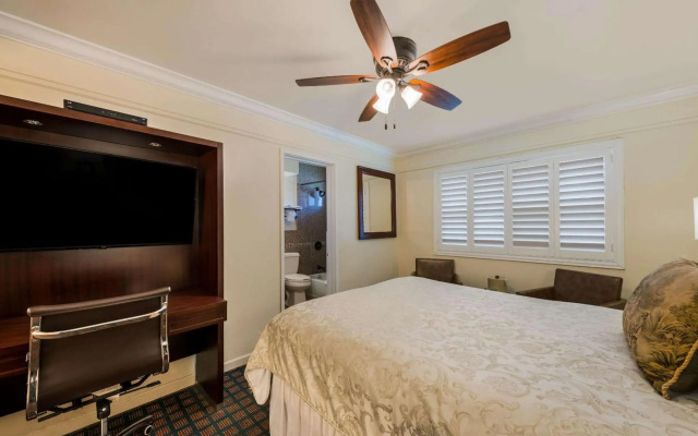 Clarion Collection Carmel Oaks Inn