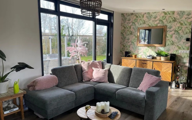 Beautiful Bungalow With Spacious Garden