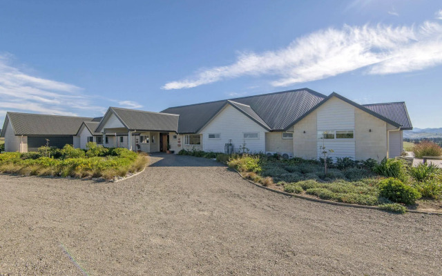 Ribbonwood Country House