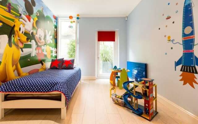 Spacious 4 Bedroom Family Home near Notting Hill