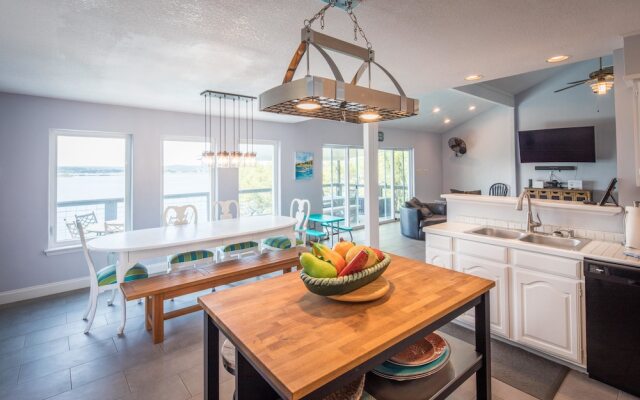 Lakeside Villa by RedAwning