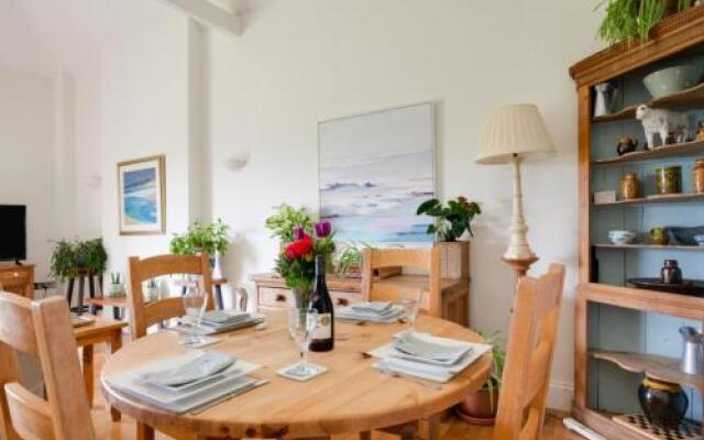 Holiday Home Edmonton.1