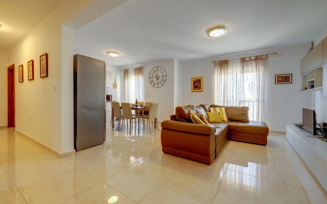 Stylish, Bright and Airy Apart in Central Bugibba
