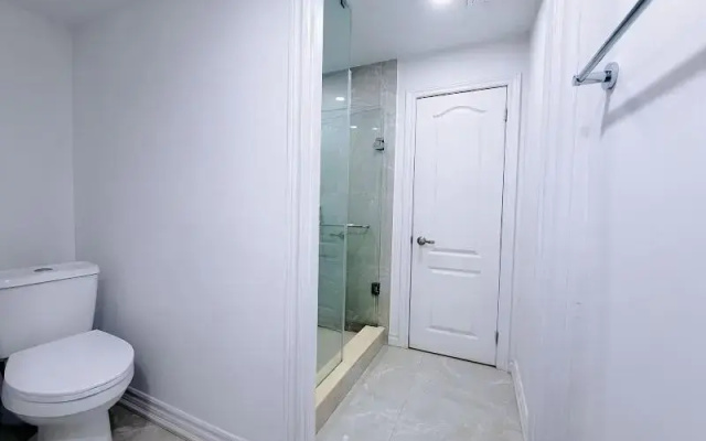 Cozy Home In Richmond Hill With Free Parking