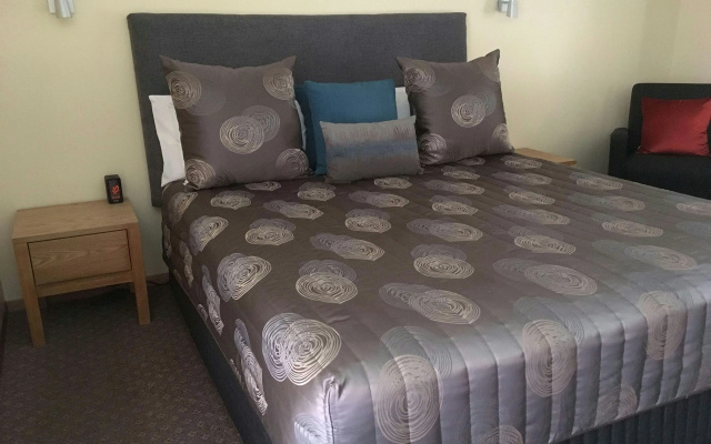AAt 28 Goldsmith Motel – Guest Rooms – Hamilton