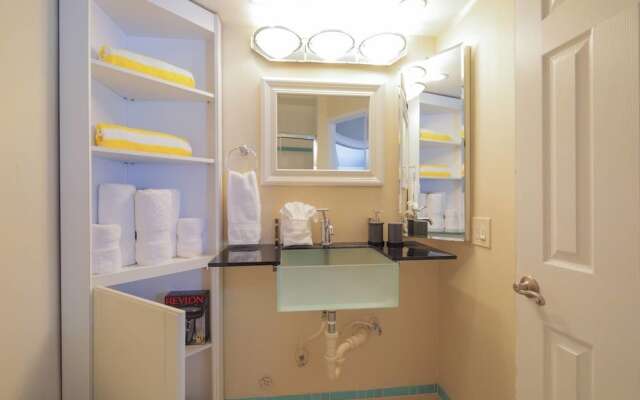 Amazing Apartment Mins From South Beach Strip!