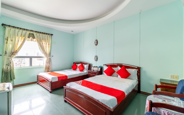 Super OYO 266 Golden Gate