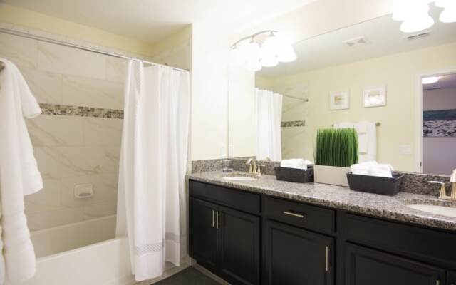Luxury Townhome w/ Pool Sl4814