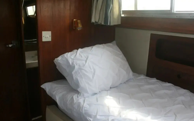 The Rose 37ft Lakeside Yacht inc Hot Tub