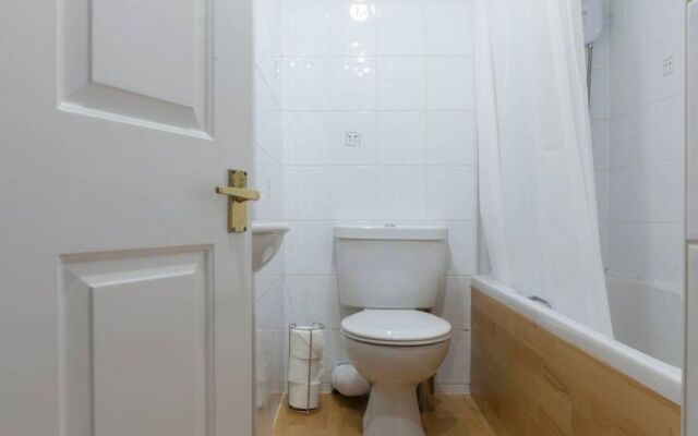 2 Bedroom Flat In West End