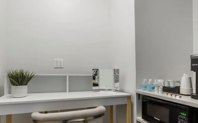 Bay Ridge ApartHotel