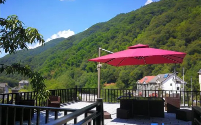 Hangzhou Shantian Half Acre Parent-child River Tracing American-style Resort B&B