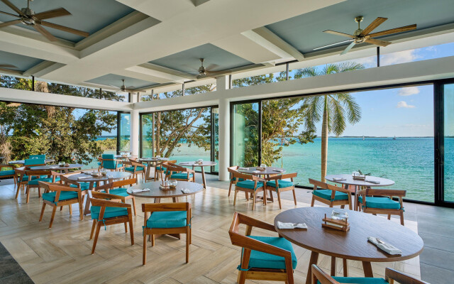 Cristalino Lagoon Front Hotel Restaurant & SPA