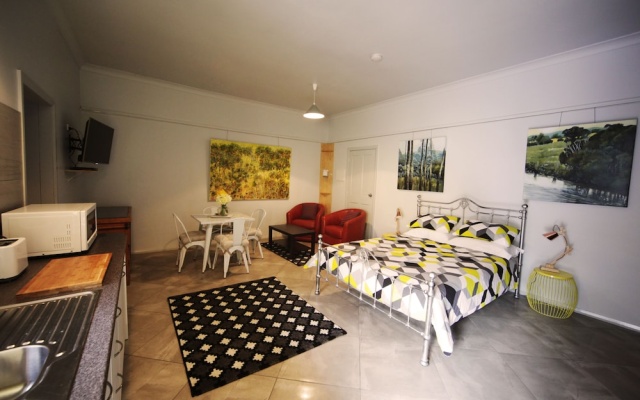Latrobe Art Apartments – Guest Rooms – Latrobe
