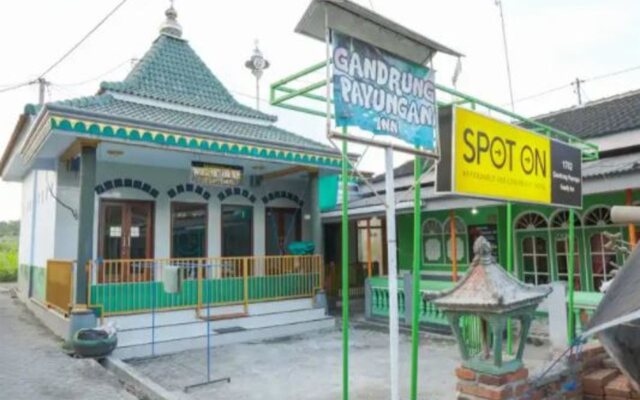 SPOT ON 1762 Gandrung Payungan Family InnNearStasiun Banyuwangi Kota
