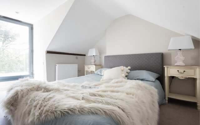 The Navy Court - Scandinavian Inspired 4BDR Central Home